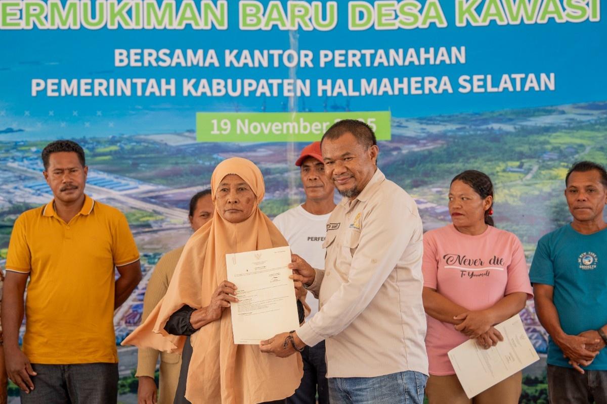 Realizing Legal Certainty, South Halmahera Regency Government Hands Over Land Certificates to Residents of Kawasi New Settlement