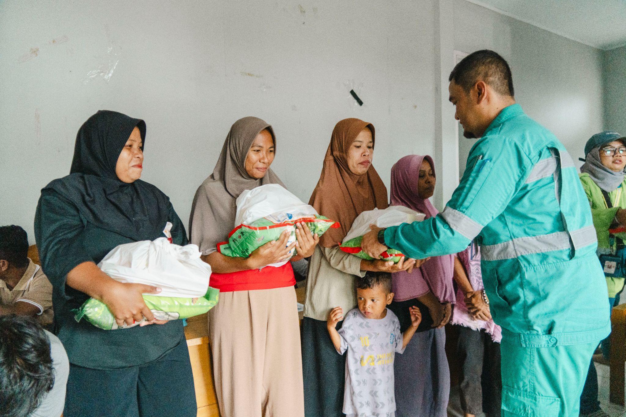 Harita Nickel Distributes 255 Food Relief Packages to Flood-Affected Communities in Soligi and Wayaloar