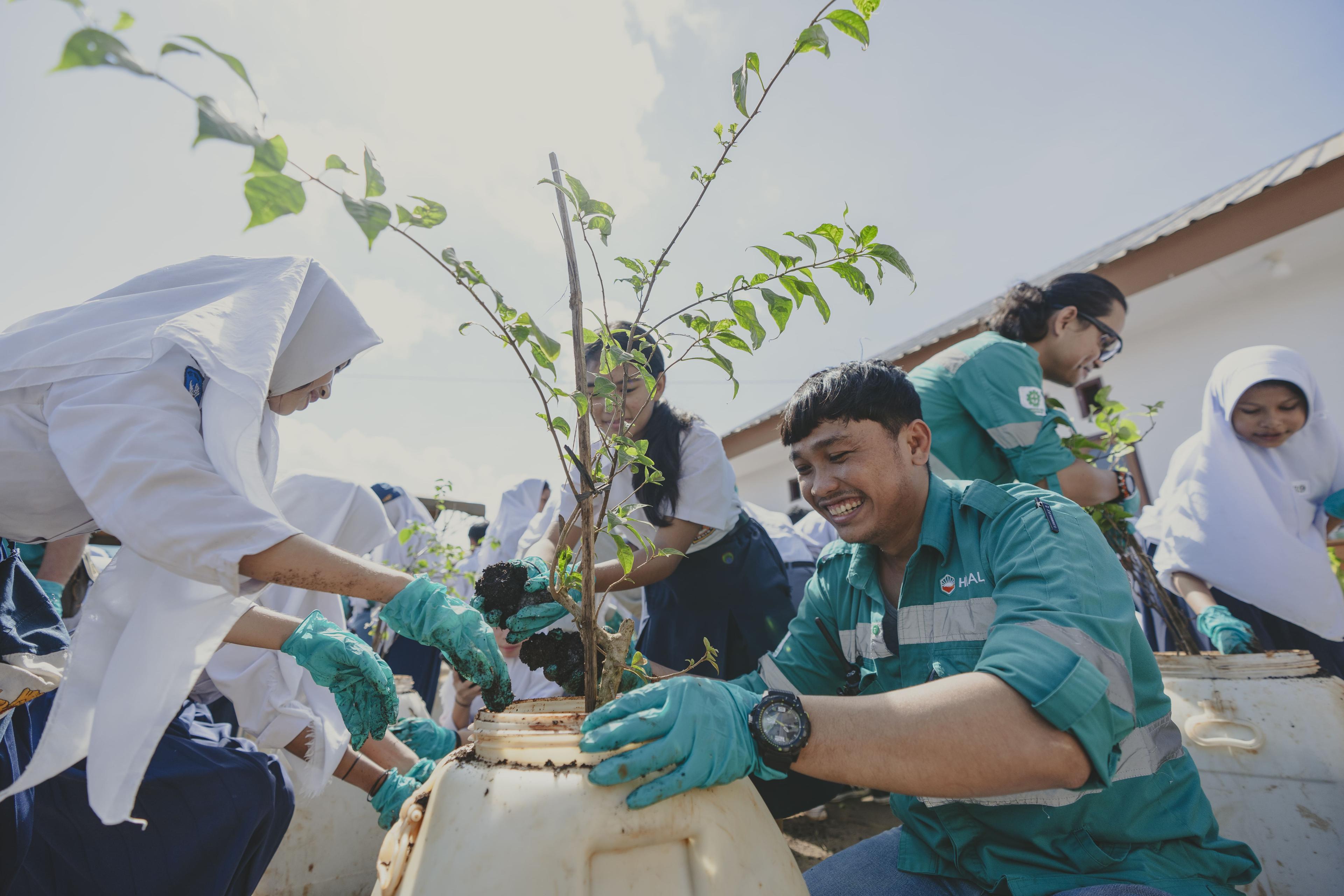 Environmental Education, Harita Nickel Encourage Students in Kawasi to Manage Waste