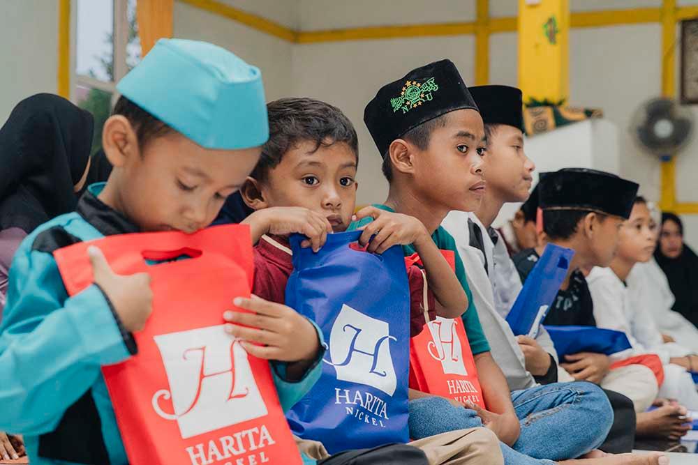 Sharing Ramadan Blessings, Harita Nickel Distributes 5.410 Parcels and Provides Aid to Orphans